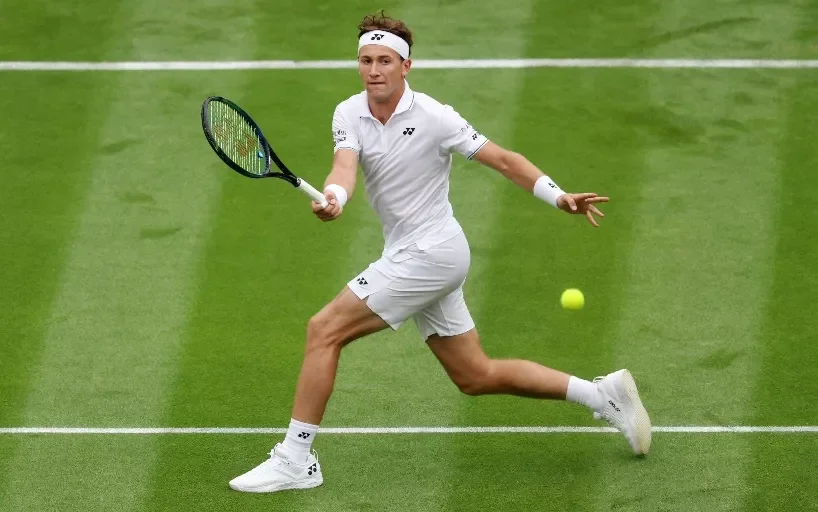 Tenis hráč oslavující vítězství